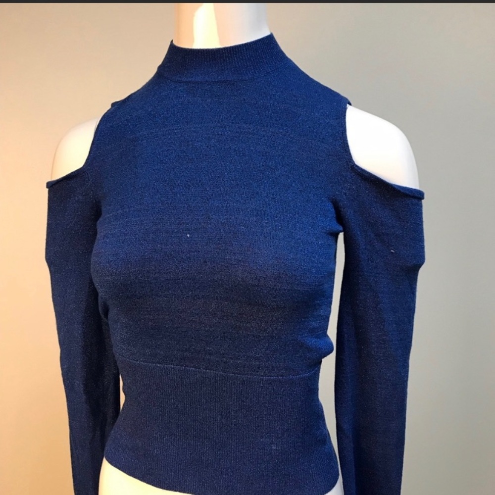 Top. Cold shoulder mock metallic